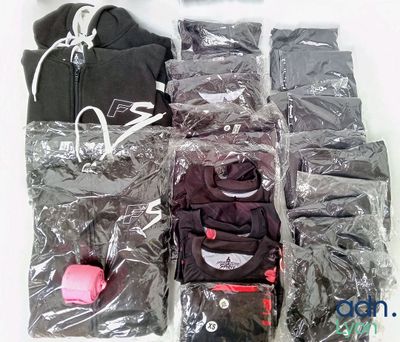 Lot de 23 vêtements pour sport de combat de tailles diverses…