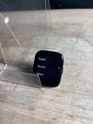 une Apple Watch posée sur une table