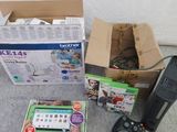 une boîte de jeux et une télécommande par terre