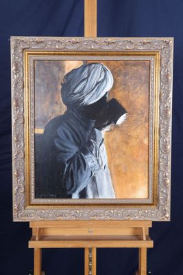 tableau représentant un homme coiffé d'un turban, devant un fond bleu, devant un chevalet