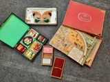 beaucoup de petits objets dans une boîte posée par terre