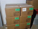 Plusieurs cartons sont empilés sur une palette devant un panneau