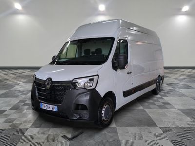 la photo d'une camionnette blanche garée dans une pièce