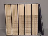 six livres sont empilés sur une surface blanche