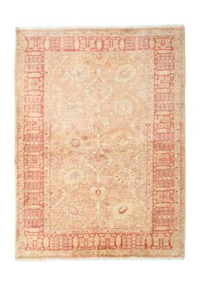 un tapis beige avec une bordure rouge sur fond blanc