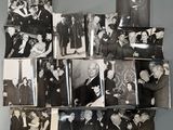 plusieurs vieilles photos en noir et blanc représentant un groupe d'hommes et de femmes