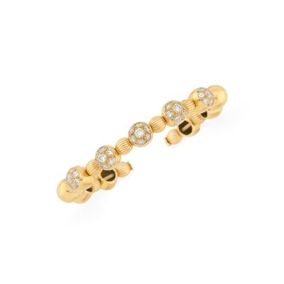 une paire de boucles d'oreilles « ear cuffs » en or et diamants
