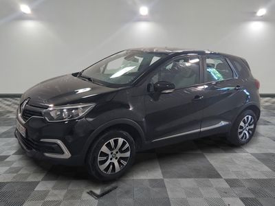 la voiture noire est garée sur un sol en damier dans le garage
