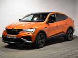 un SUV orange garé dans un garage au sol carrelé