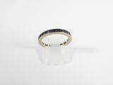une bague en or sertie de saphirs bleus sur fond blanc