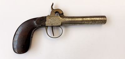 gros plan d'un pistolet sur une surface blanche