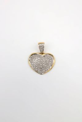 un pendentif en forme de cœur en diamant sur fond blanc