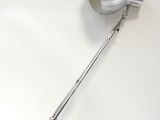 une lampe en argent posée sur une table blanche