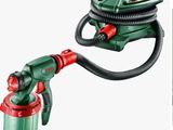 une photo d'un pulvérisateur vert et rouge et d'un tuyau noir et rouge