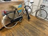 deux vélos garés l'un à côté de l'autre dans une pièce