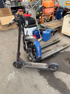 un scooter garé sur un parking