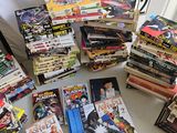 un grand nombre de bandes dessinées sur une table