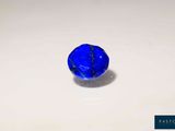 un gros plan d'une bille bleue posée sur une surface blanche