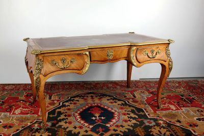 Bureau plat de milieu à placage de bois de rose ouvrant à tr…