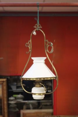 une lampe suspendue au plafond dans une pièce
