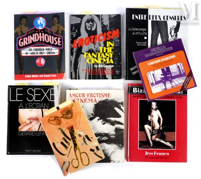 beaucoup de livres posés sur une surface blanche