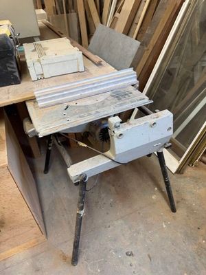 plusieurs morceaux de bois sont empilés sur un établi