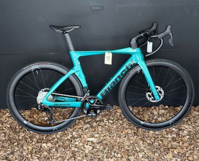 une photo d'un vélo bleu garé contre un mur