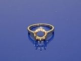 une bague en or posée sur une surface bleue