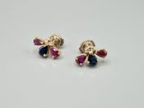 une paire de boucles d'oreilles en or ornées de pierres bleues et roses