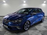 une voiture bleue est garée sur le sol à carreaux d'un garage