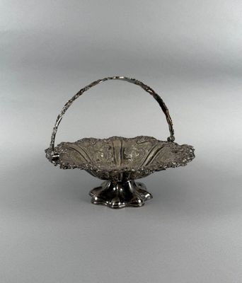 Panier à anse formant coupe à fruits en métal argenté, riche… - Photo 1