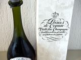 une bouteille de vin à côté d'une boîte sur une table