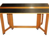 une table en bois avec un plateau noir et un plateau noir
