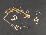 un gros plan d'un collier et de boucles d'oreilles posés sur une surface noire
