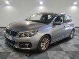 la voiture argentée est garée sur un sol en damier dans le garage