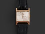 gros plan d'une montre sur une surface noire