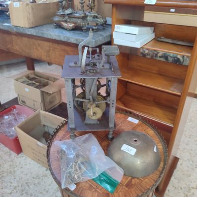 une table en bois surmontée d'une horloge