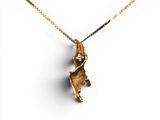 gros plan d'un collier en or sur fond blanc