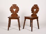 paire de chaises anciennes avec des dossiers sculptés et des pieds tournés