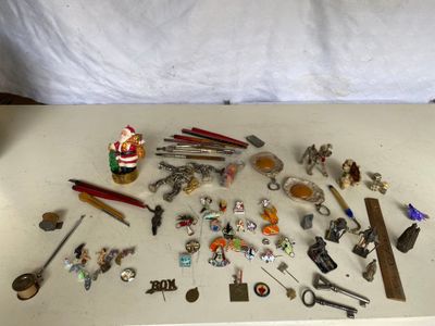 une table sur laquelle se trouvent de nombreux objets différents