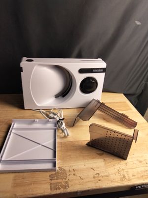 un micro-ondes blanc posé sur une table en bois