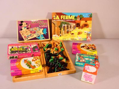 Sept jeux d'enfants à la découverte, principalement des puzz…