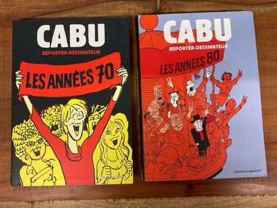 Deux livres sont posés sur une table au plateau en bois.