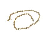gros plan d'un collier de perles sur fond blanc