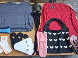 une table sur laquelle sont posés de nombreux vêtements et chaussures
