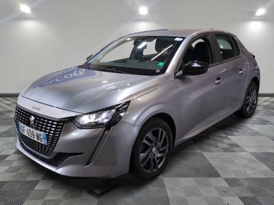 la voiture argentée est garée sur un sol en damier dans le garage