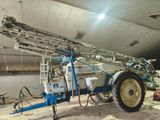 un tracteur garé à l'intérieur d'un bâtiment