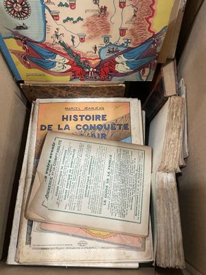 une boîte ouverte remplie de livres et d'une carte du monde