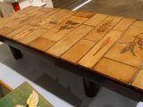 une table en bois ornée d'un motif de carreaux