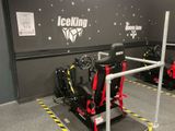 une machine noire et rouge dans une pièce où se trouvent des panneaux noirs et blancs